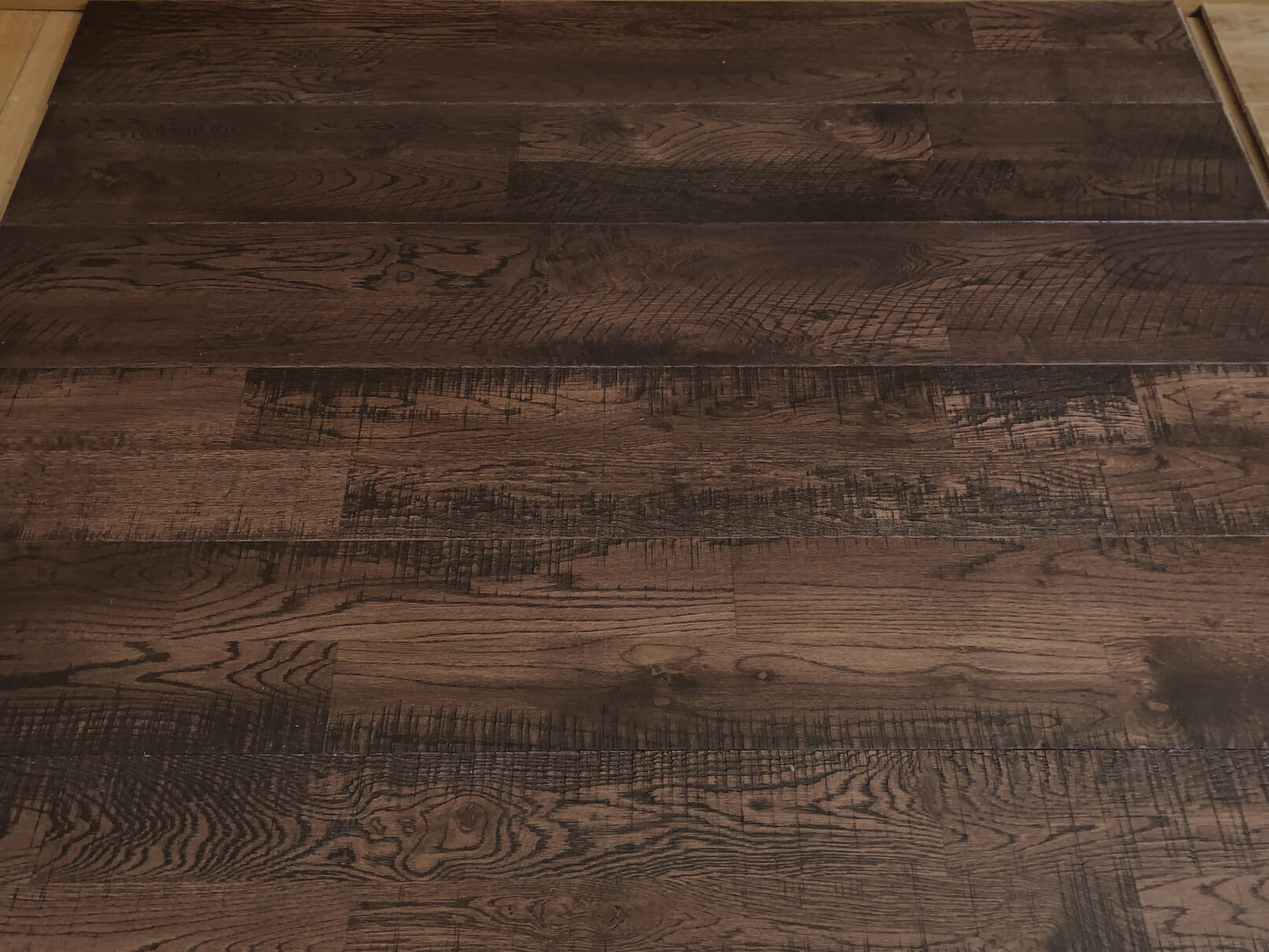 [Echantillon] Parquet chene massif clipsable – Irish Style (foncé), aspect scié – 15 x 180 mm