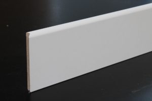 Plinthe médium (MDF) revêtue blanc – 10 x 100 mm – 1 bord arrondi ou bords droits