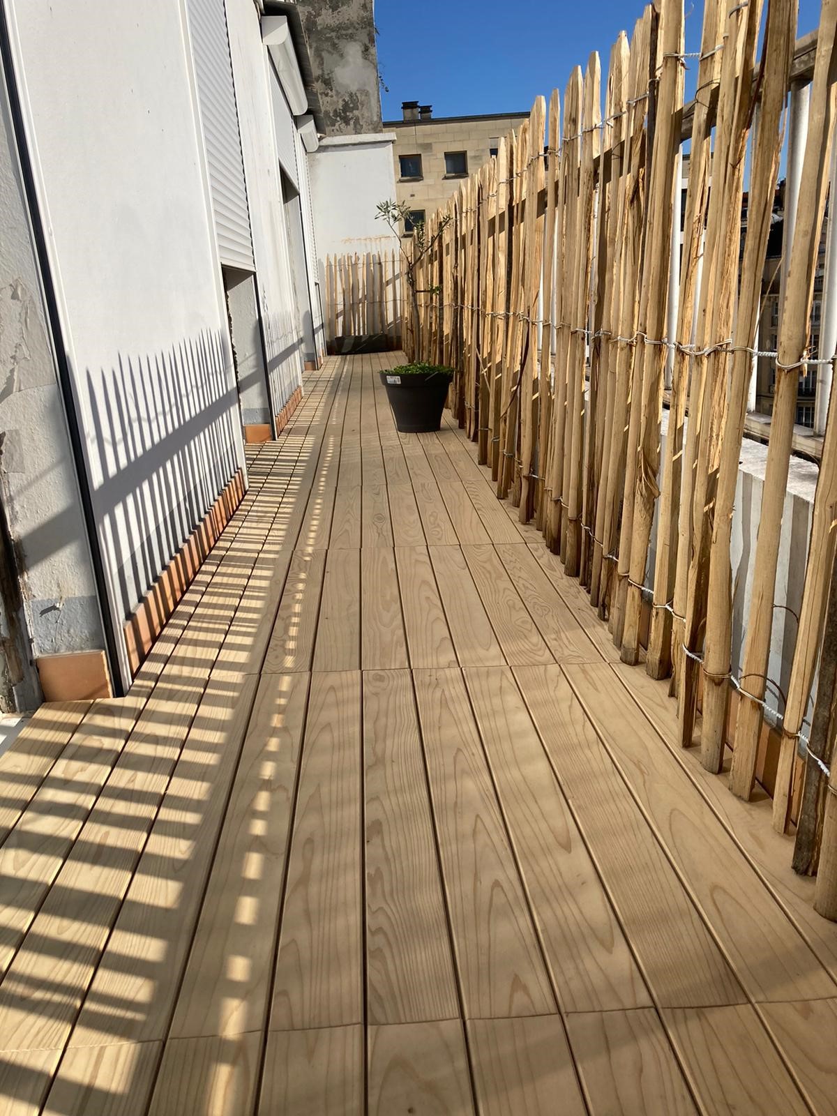 realisation terrasse clipsable pour balcon en cedre